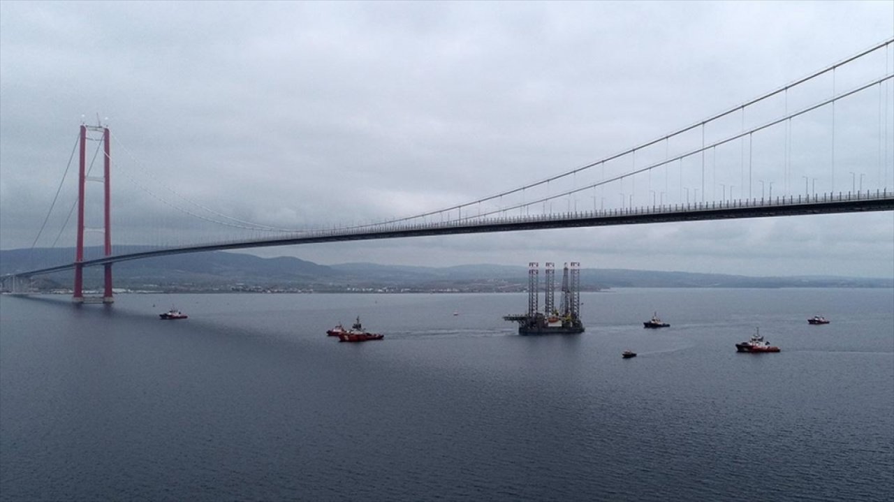 Dev platformun Çanakkale Boğazı'ndan geçişi başladı