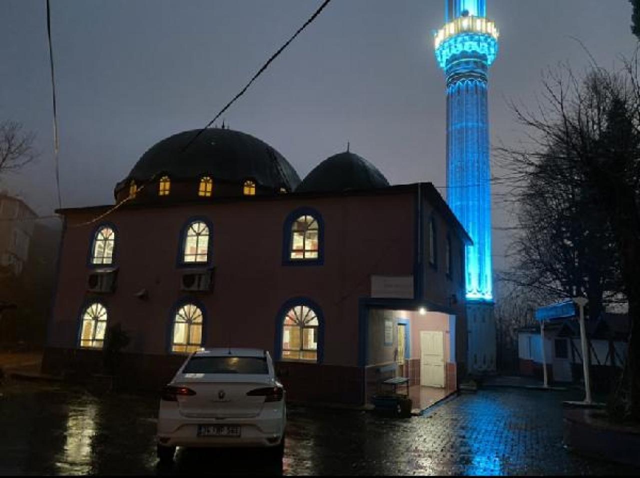 Aynı caddede oturan mahalleliler 2 dakika arayla iftar yapıyor