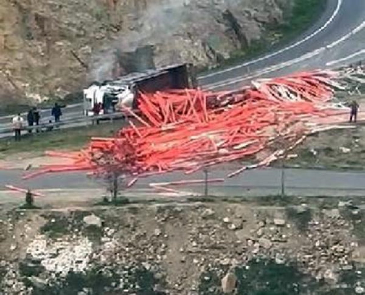 Virajı alamayan boru yüklü kamyon devrildi, sürücü yaralandı