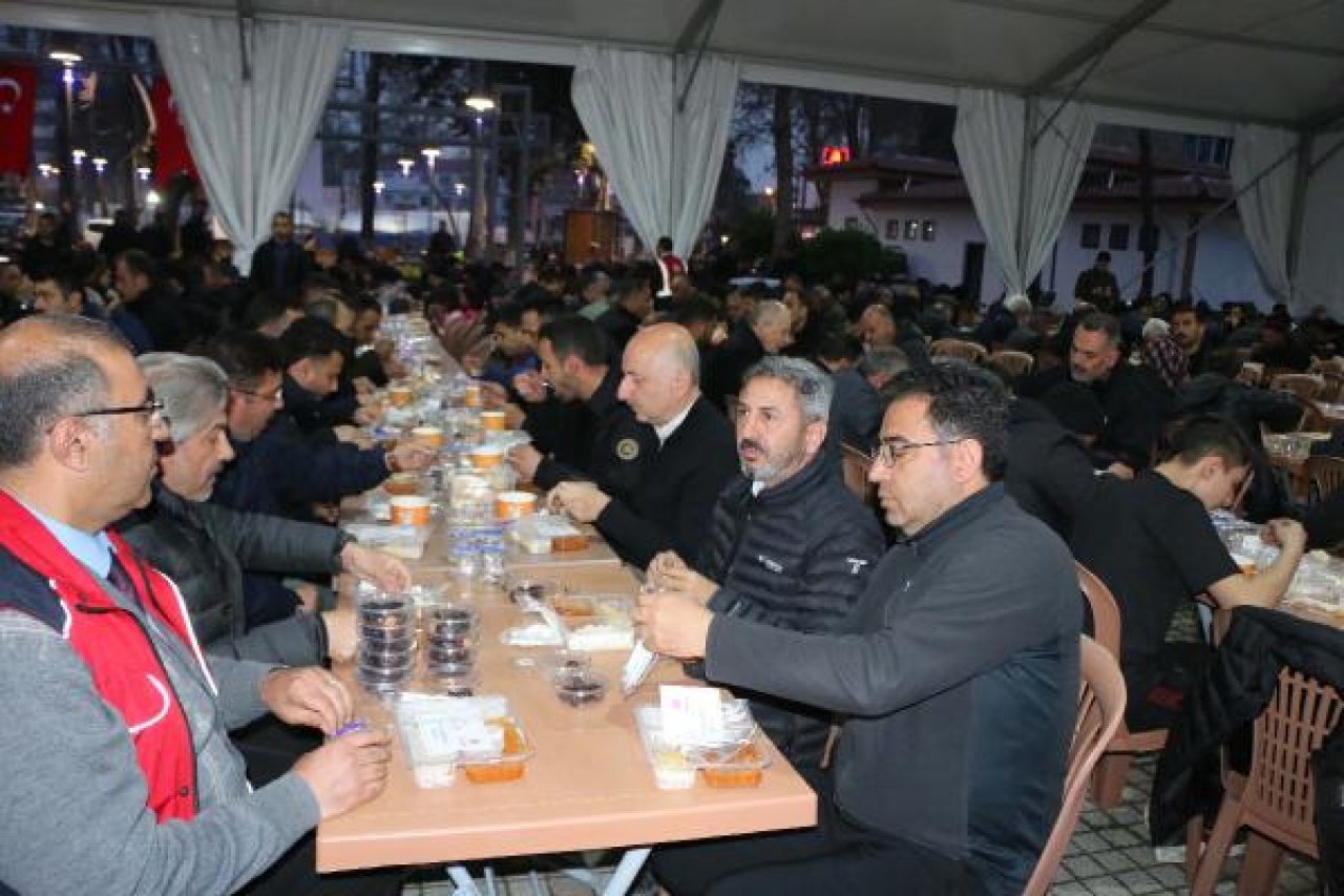 Bakan Karaismailoğlu, Adıyaman'da depremzedelerle iftar yaptı