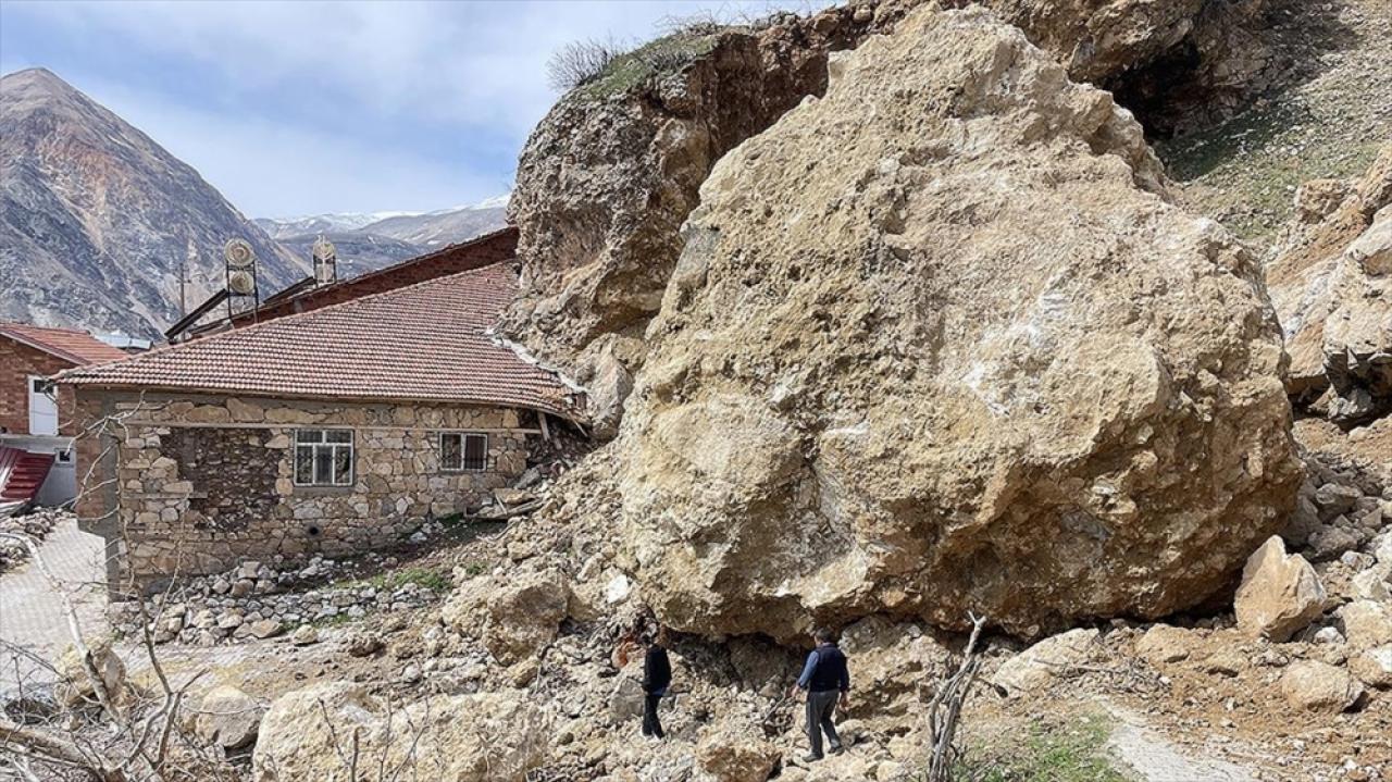 İncirli köyünde dağlardan kopan dev kayalar evlere ağır hasar verdi