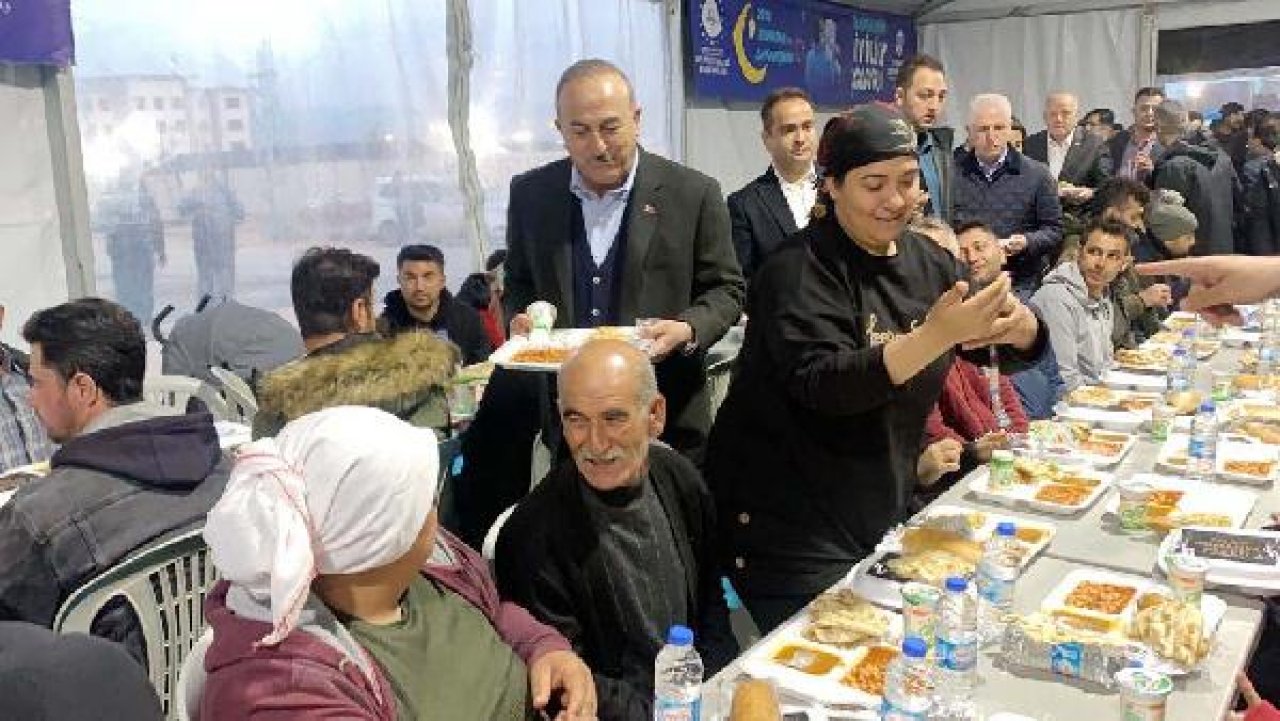 Bakan Çavuşoğlu, Gaziantep'te depremzedelerle iftar yaptı