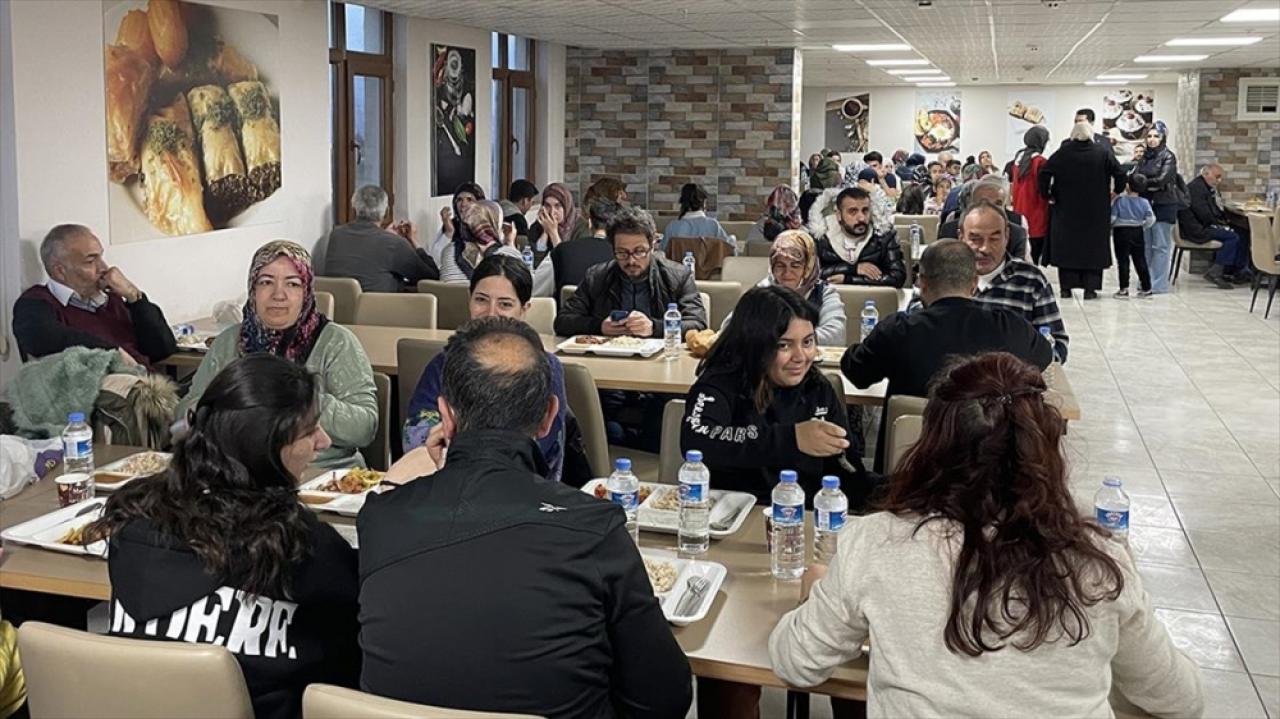 Elazığ'da yurtlarda misafir edilen depremzedeler devletin "sıcak aşıyla" iftar yapıyor