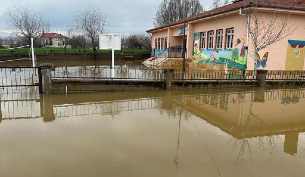 Elazığ'da sağanak; evler ve tarım arazileri su altında kaldı