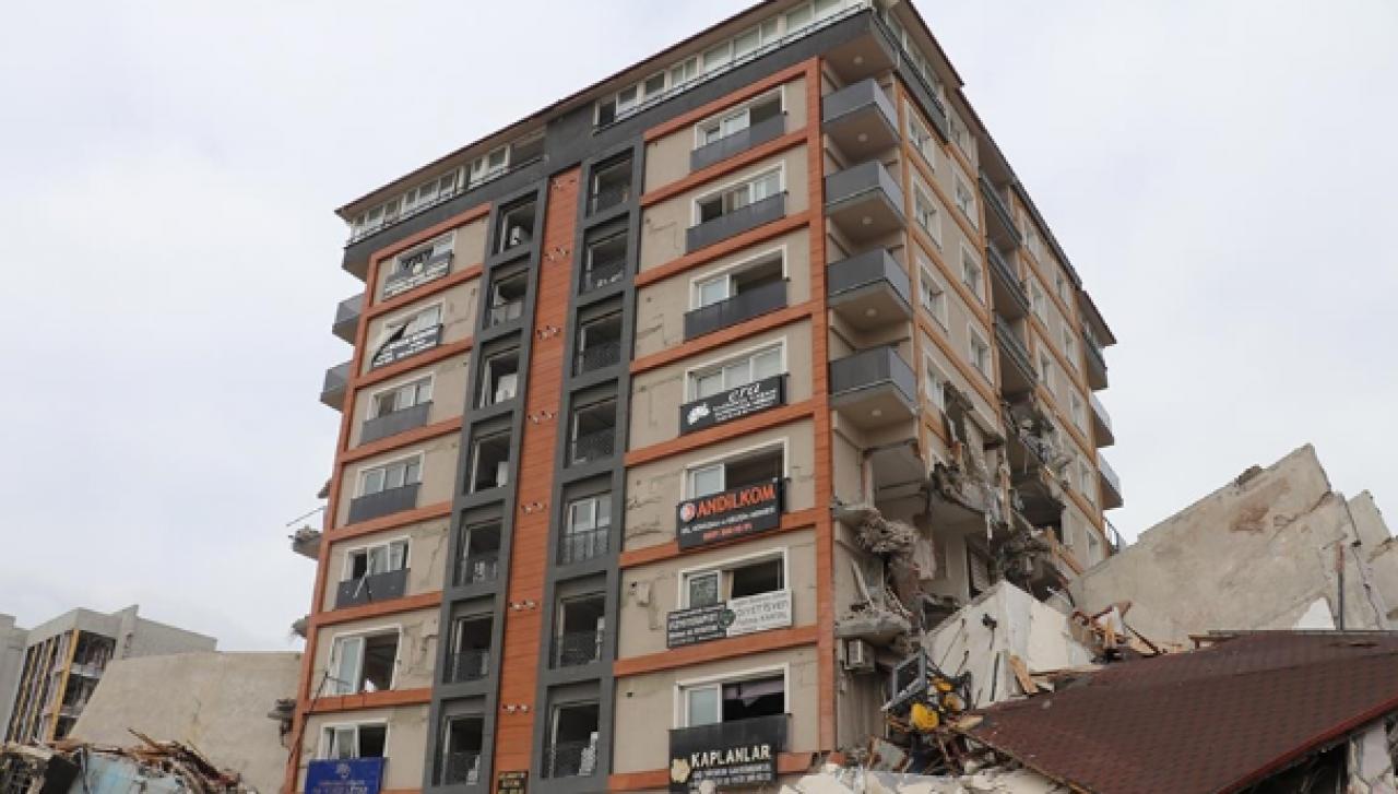 3 binanın üzerine devrildiği apartman ayakta kaldı