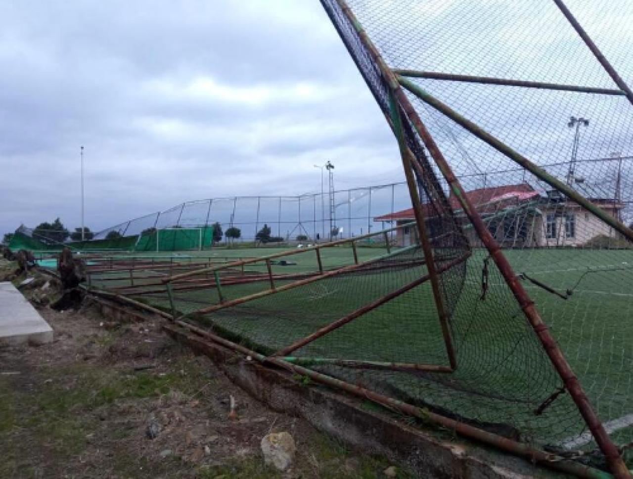 Doğu Karadeniz'de fırtına etkisi: Çatı uçtu, ağaç devrildi (3