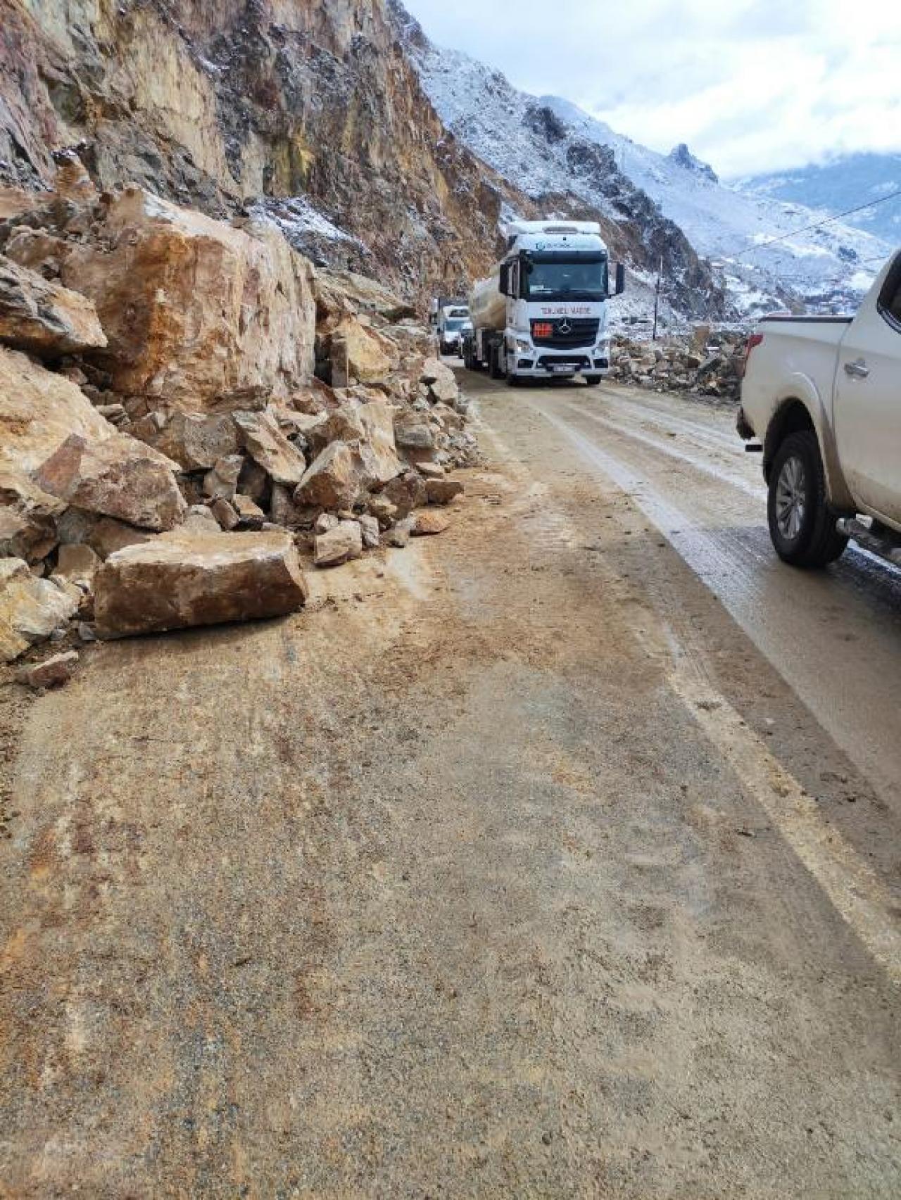 Gümüşhane'de yola kaya parçaları düştü; ulaşım tek şeritten sağlanıyor