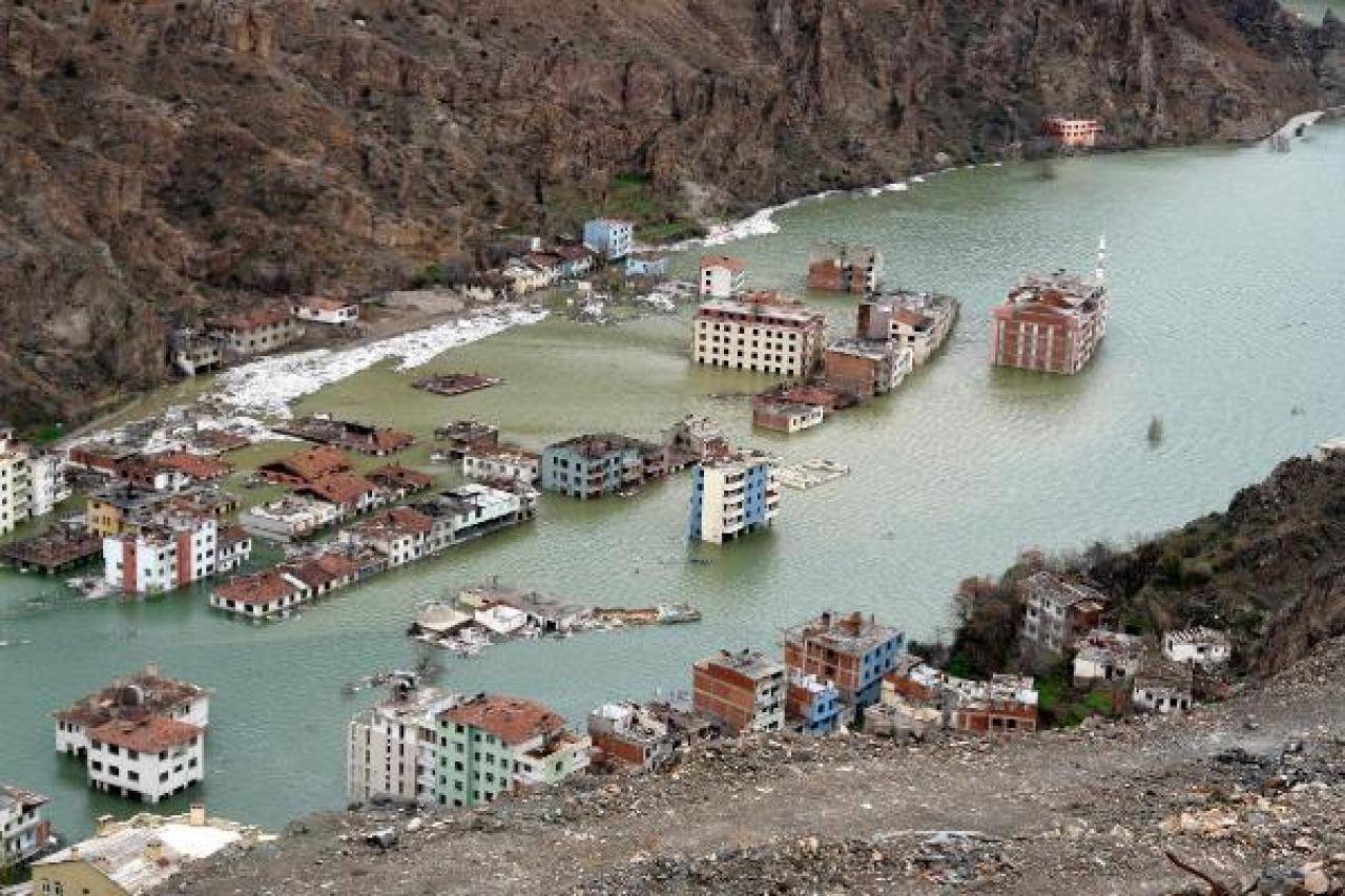 Yusufeli Barajı'nda binaların bir bölümü sular altında kaldı