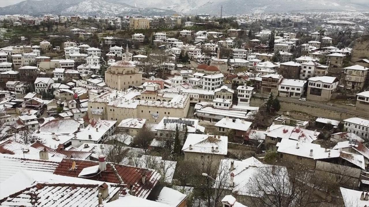 Safranbolu ile Abant Gölü karla kaplandı