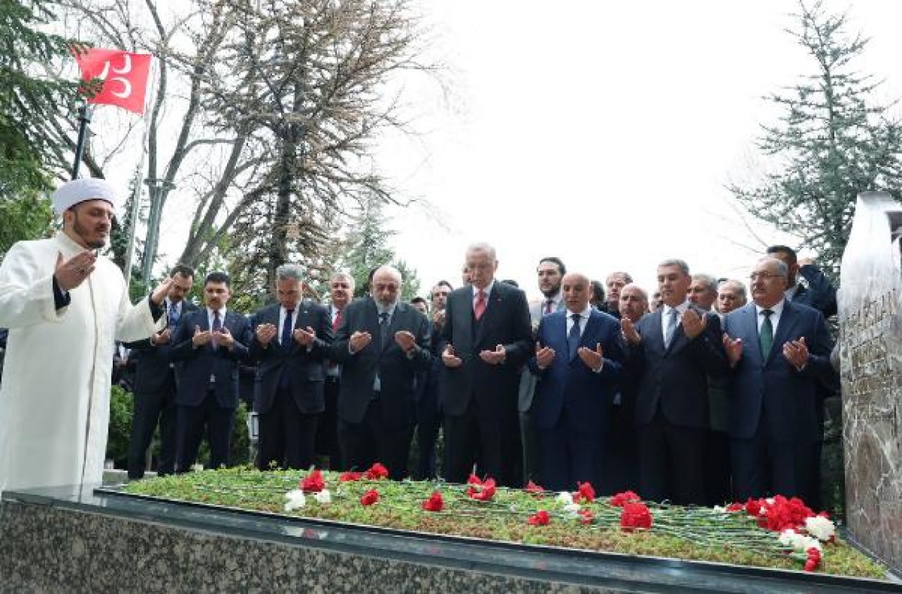 Cumhurbaşkanı Erdoğan, Alparslan Türkeş'in kabrini ziyaret etti