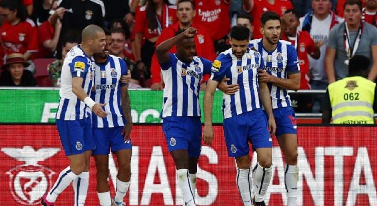 Porto, O Classico'da lider Benfica'yı devirdi