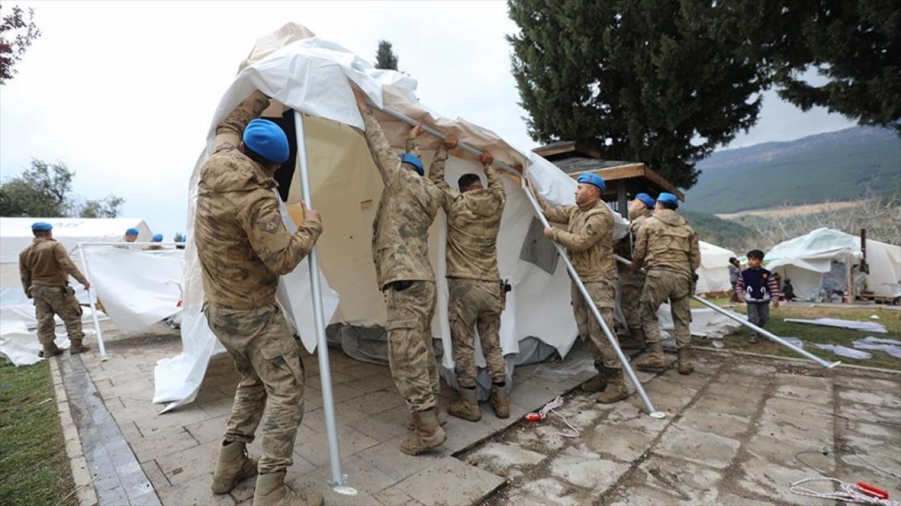 Komandolar deprem bölgesinde yaraları sarıyor