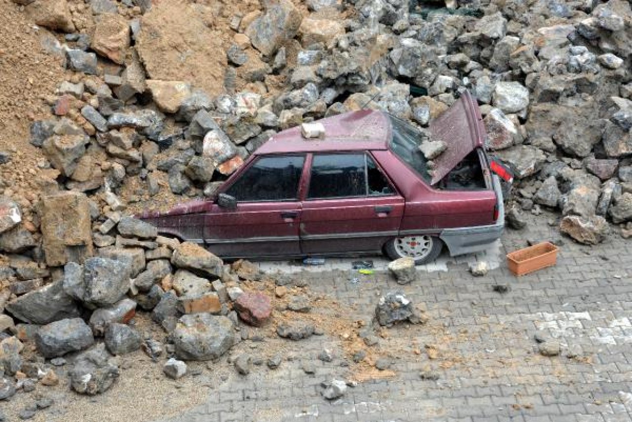 Kahramanmaraş’ta istinat duvarı yıkıldı; 8 araç hasar gördü