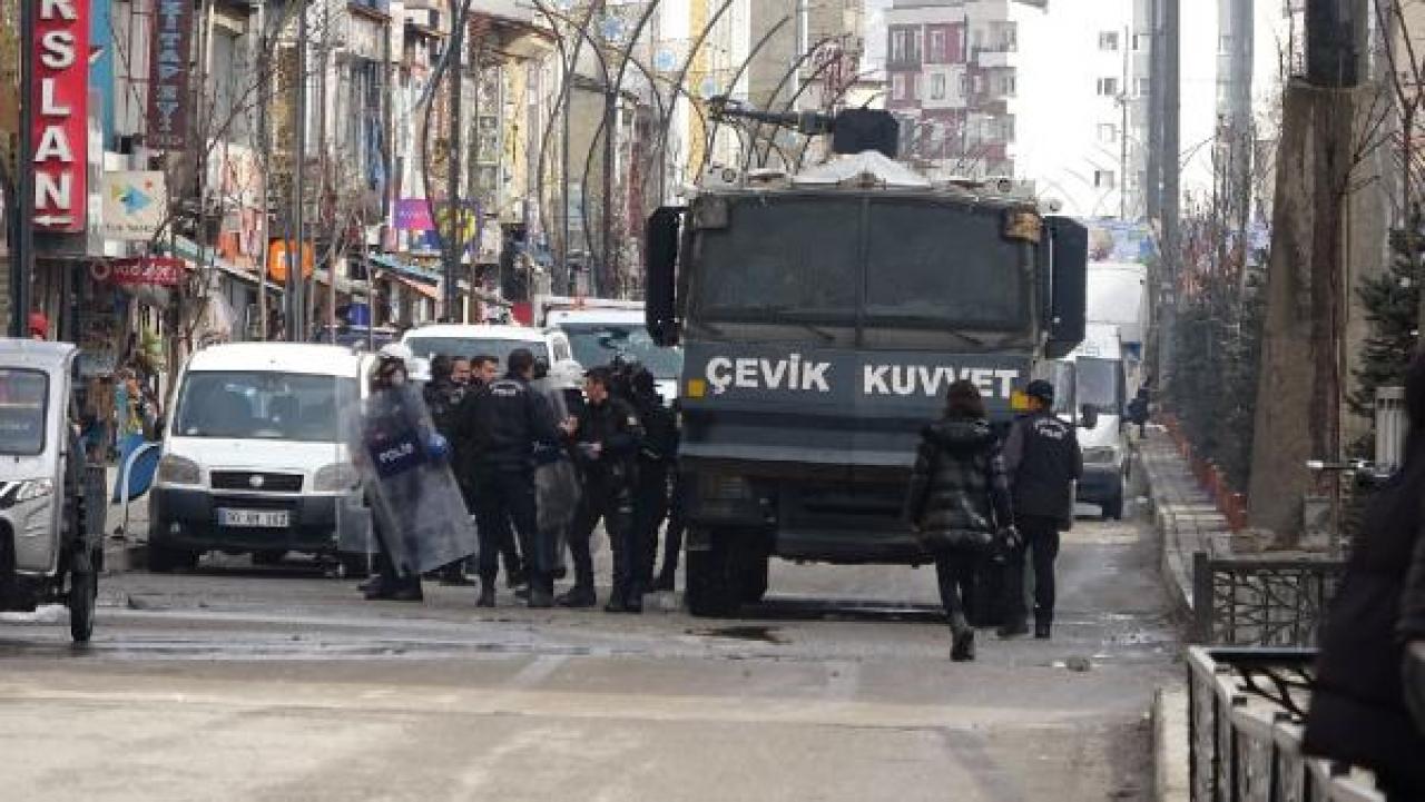 Yeşil Sol Parti'nin seçim bürosu açılışında yasa dışı slogan atanlara müdahale