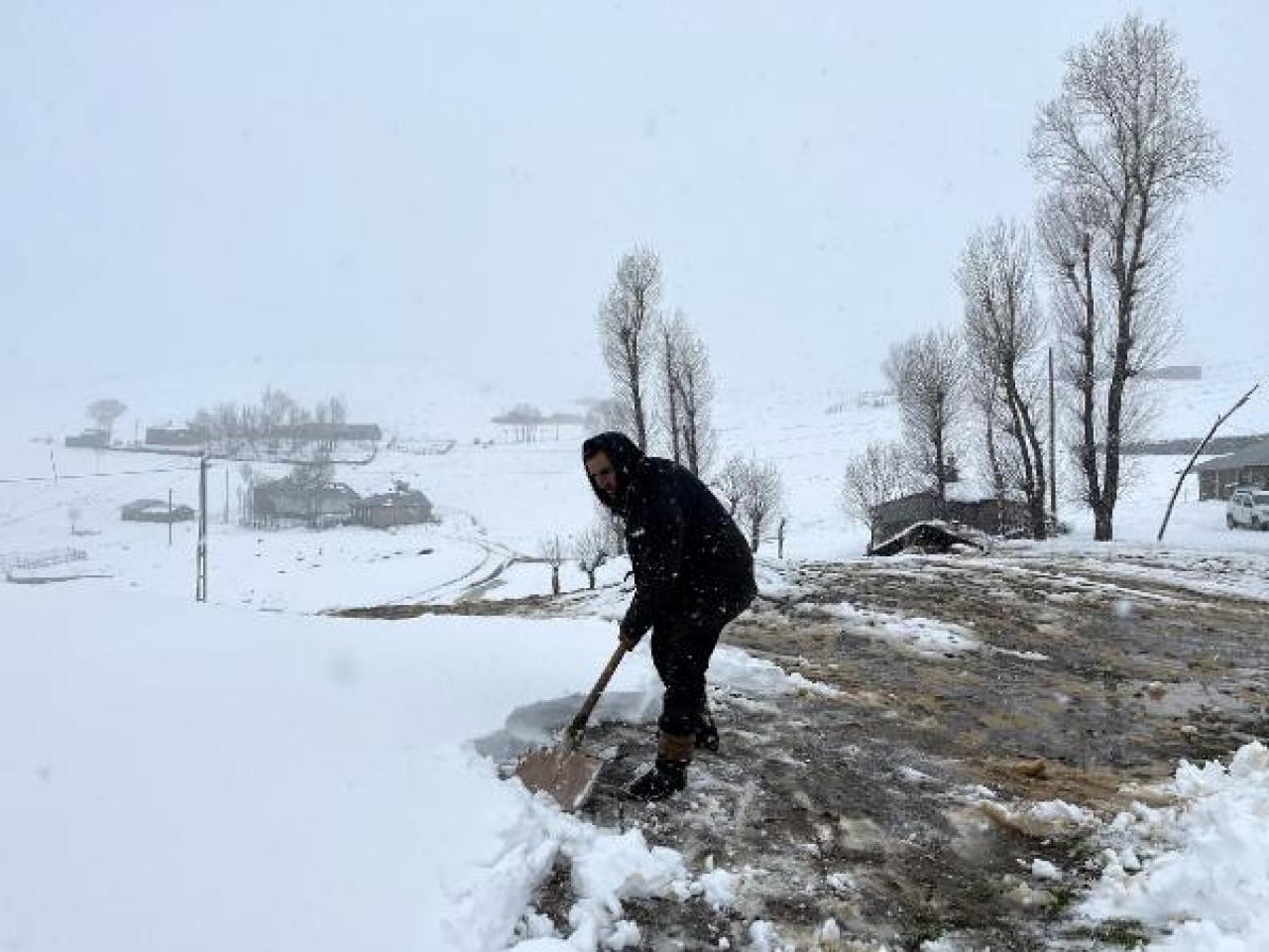 Muş'ta 30 köy yolu ulaşıma kapandı