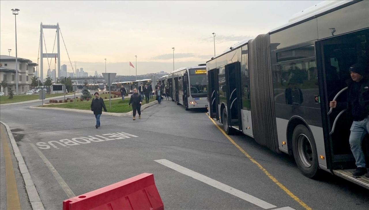 İstanbul'da metrobüste bıçaklı kavga: 3 yaralı