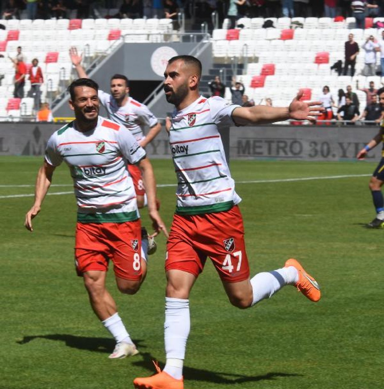 Karşıyaka Play-Off yarışını bırakmadı