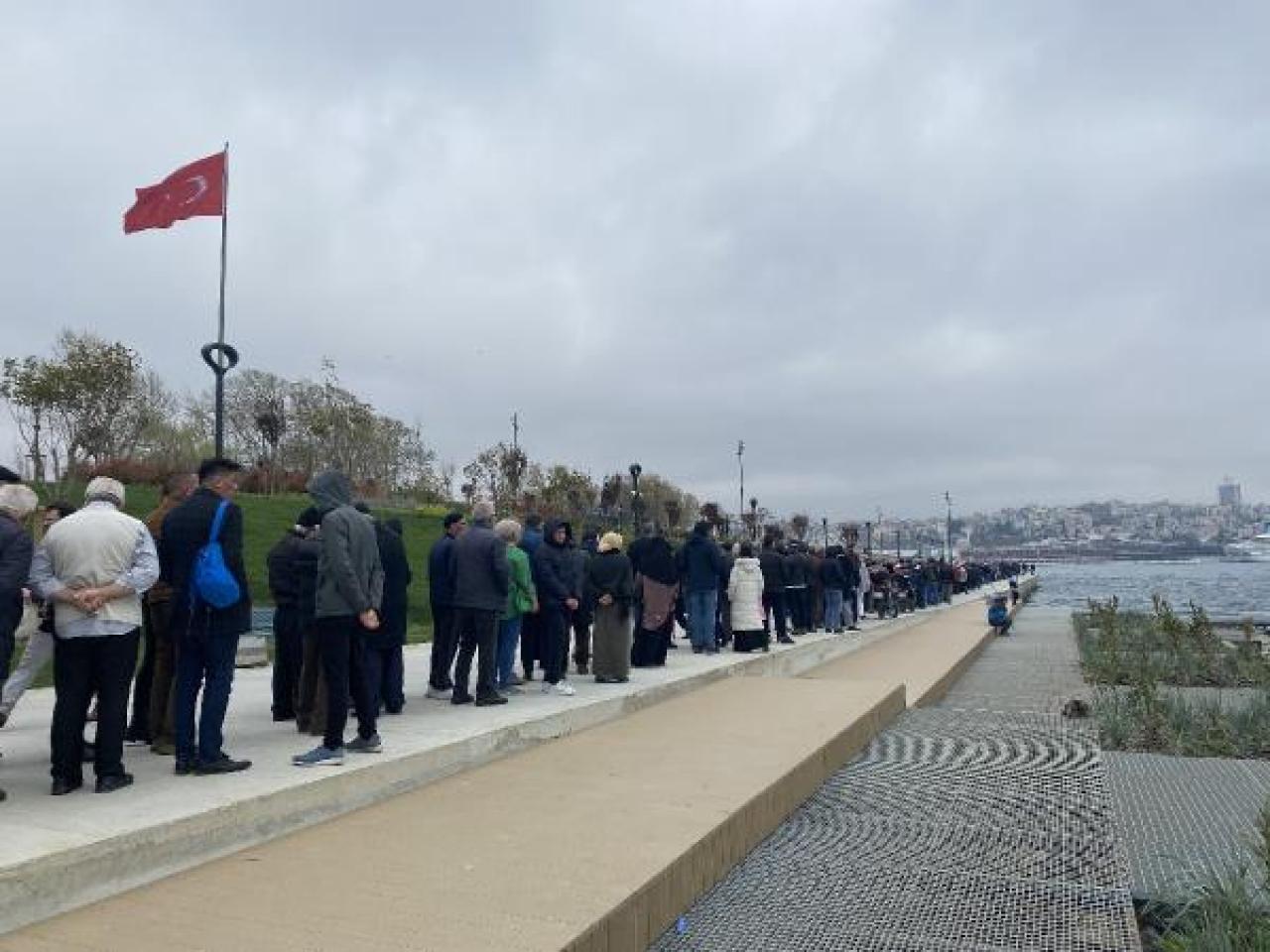 Ziyaret açılan TCG Anadolu'ya 2. günde de ziyaretçi akını