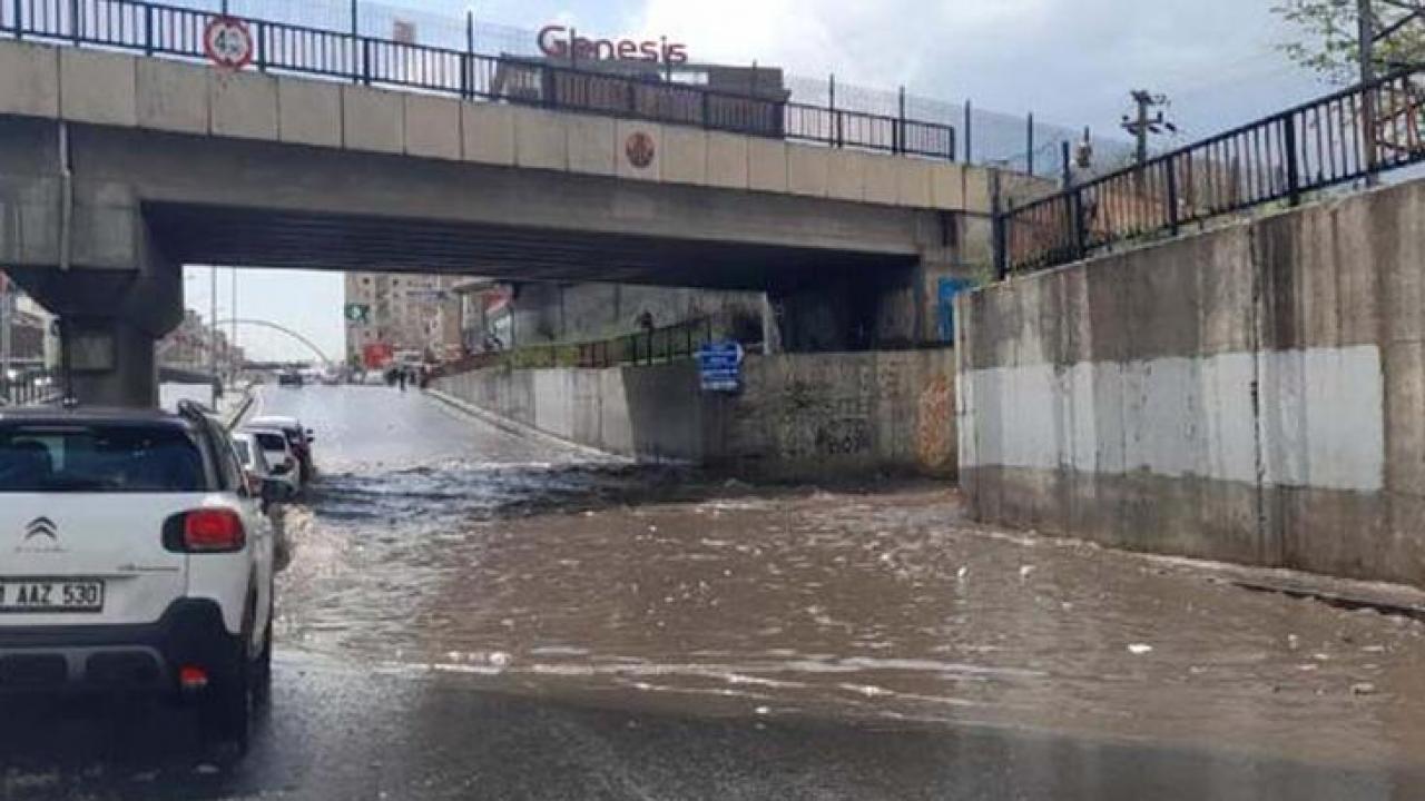 Diyarbakır’da yollar göle döndü.