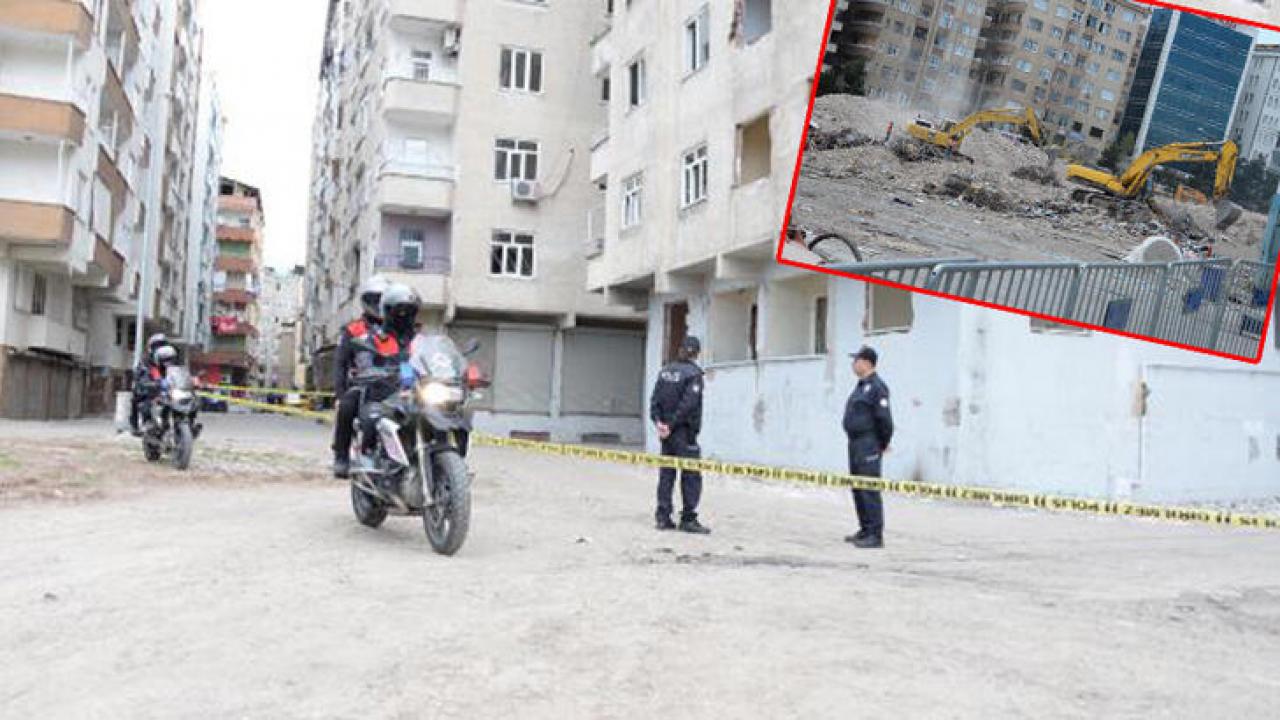 Hasar gören binalar ve enkaz alanlarında polis bayramda da nöbette