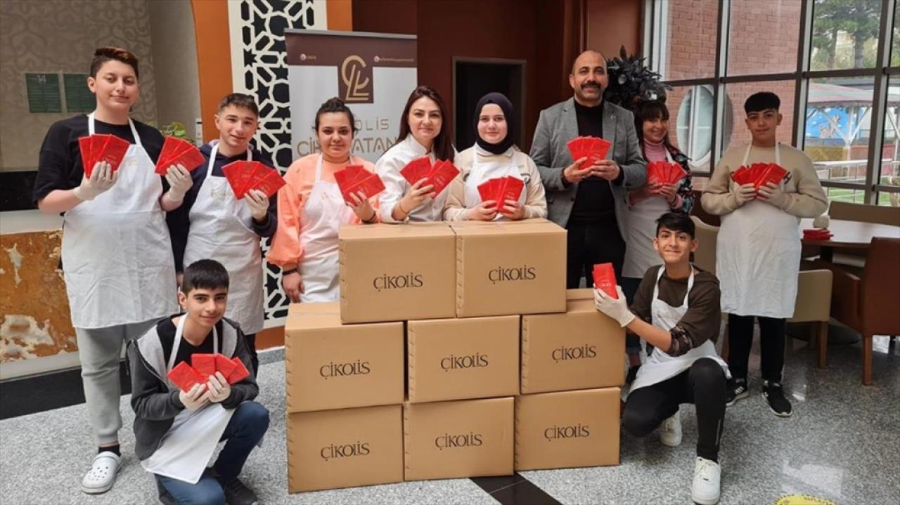 Sivas'ta meslek lisesi öğretmen ve öğrencileri depremzede çocuklar için çikolata üretti