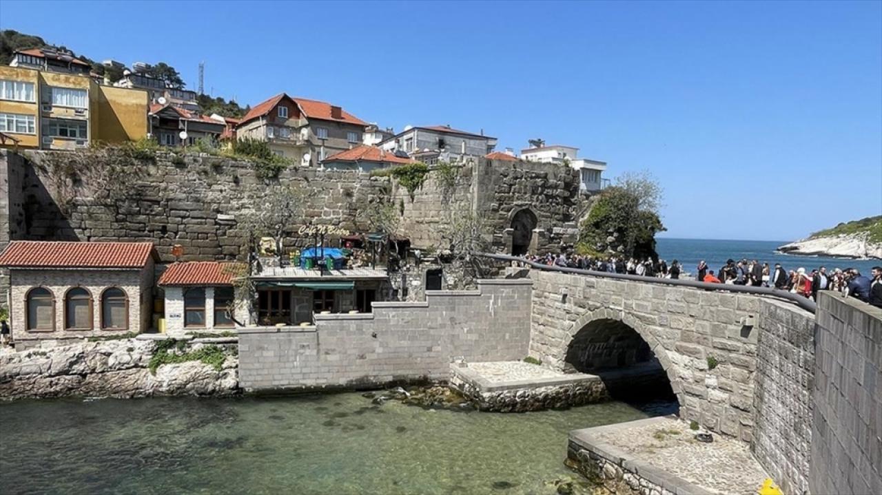 Amasra, bayram tatilinde nüfusunun 10 katı turist ağırlıyor