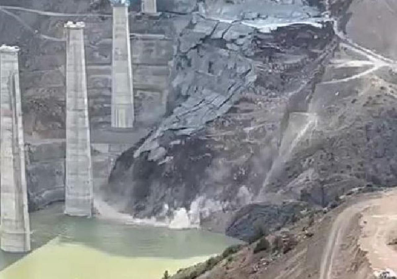 Yusufeli'ndeki heyelanda, inşası süren viyadük zarar görmedi