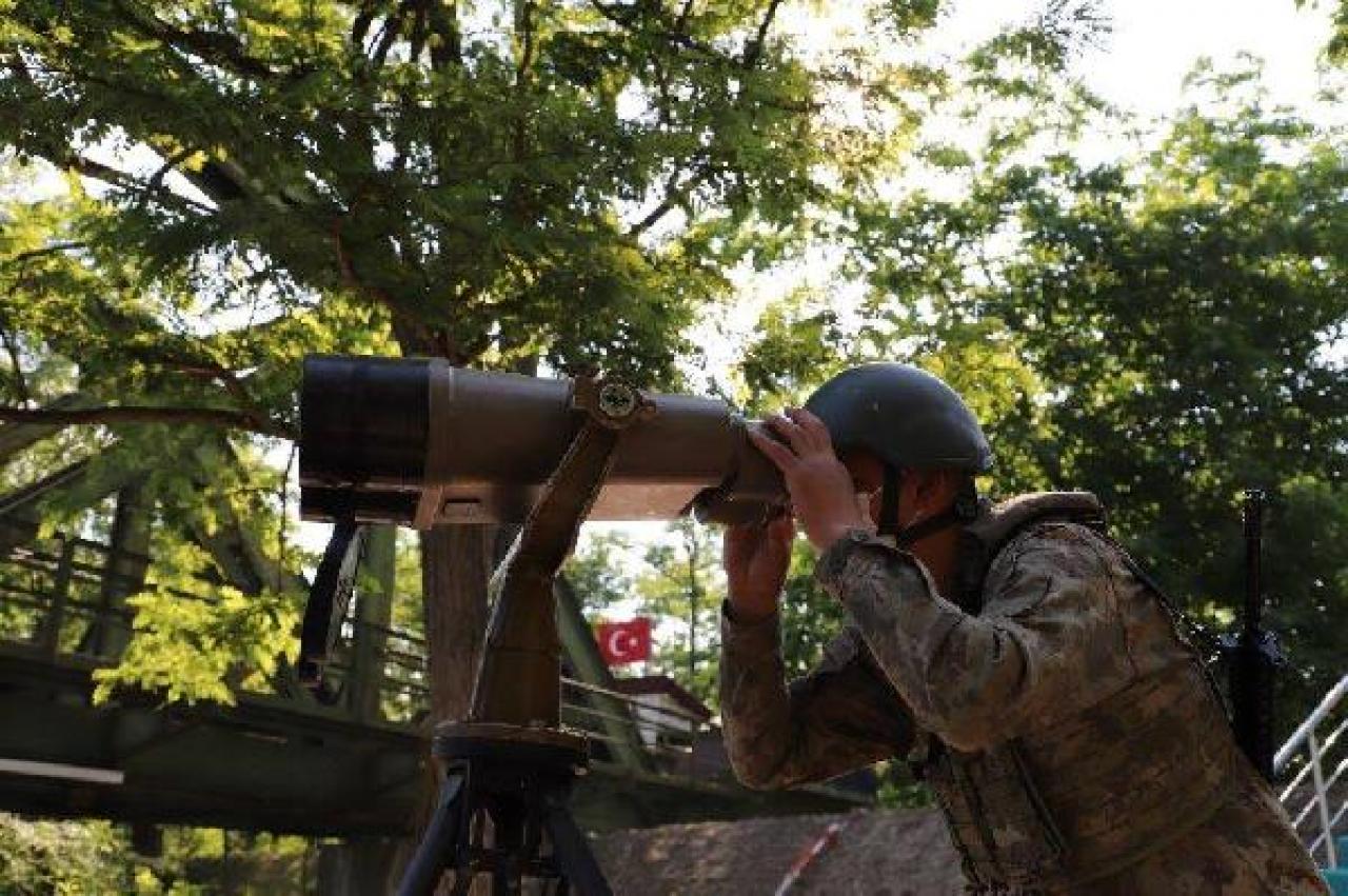 Yunanistan sınırında 1'i PKK/KCK mensubu 3 kişi yakalandı