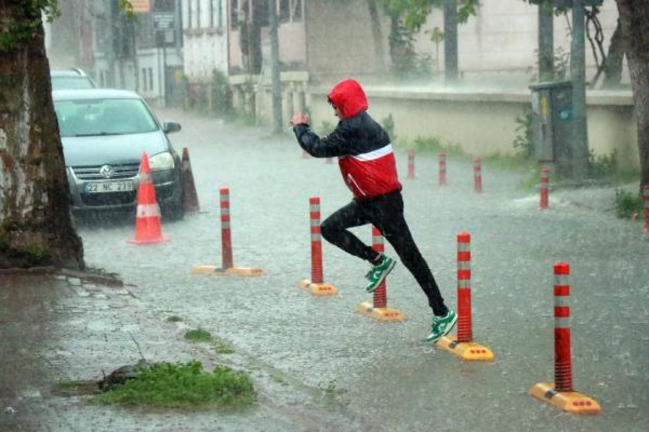 Edirne'de sağanak etkili oldu