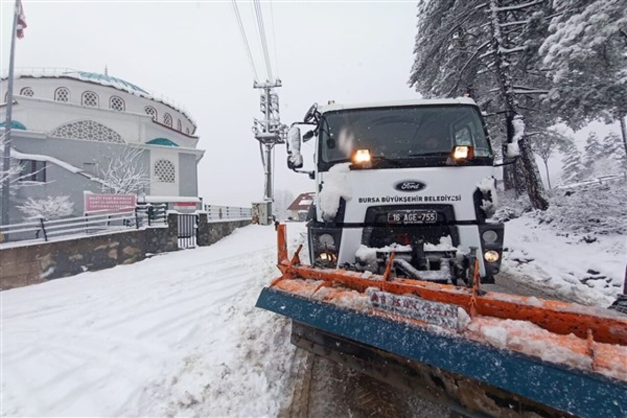 Bursa'da kar mesaisi sürüyor