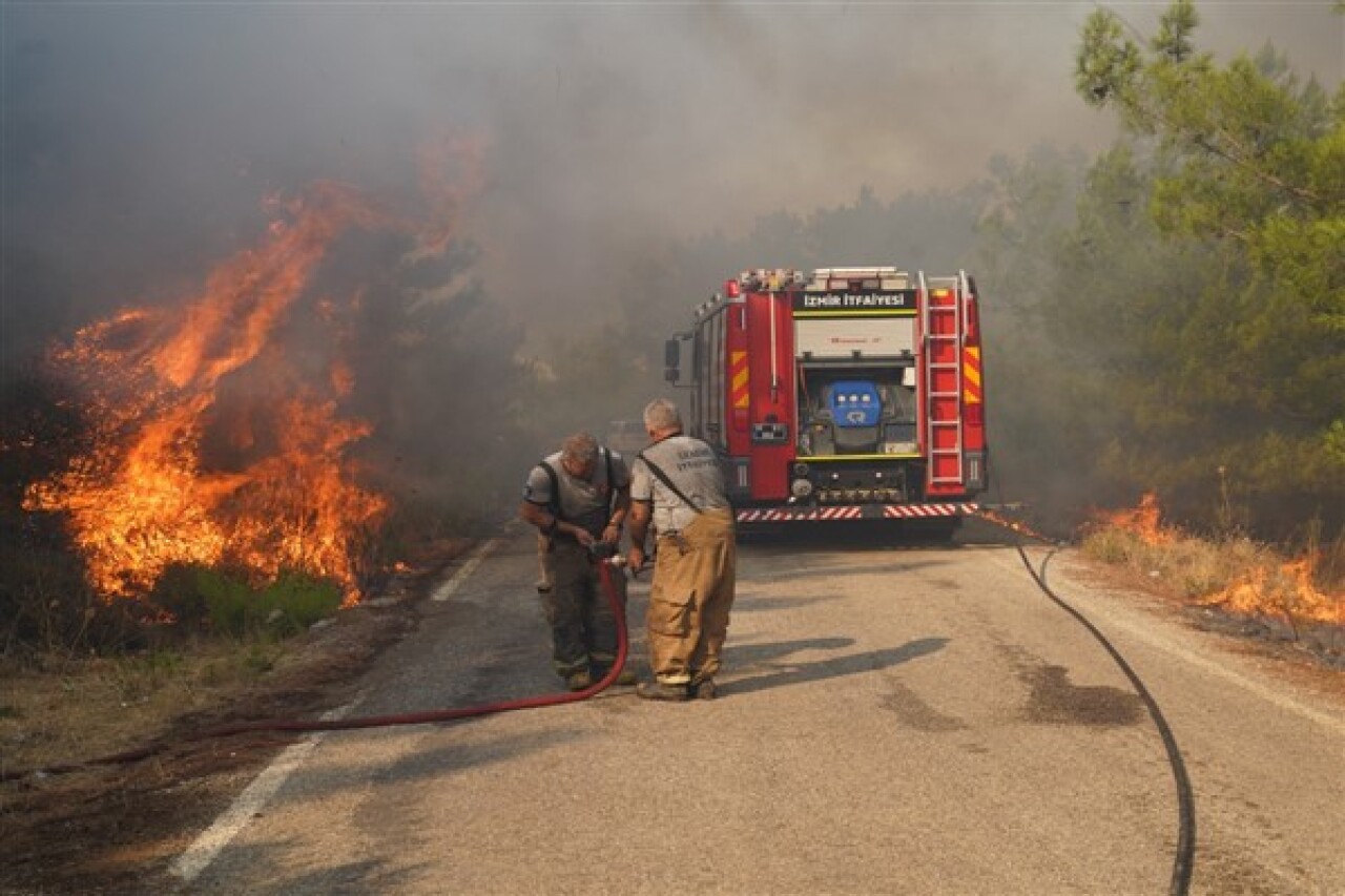 Urla'da çıkan yangına müdahale sürüyor