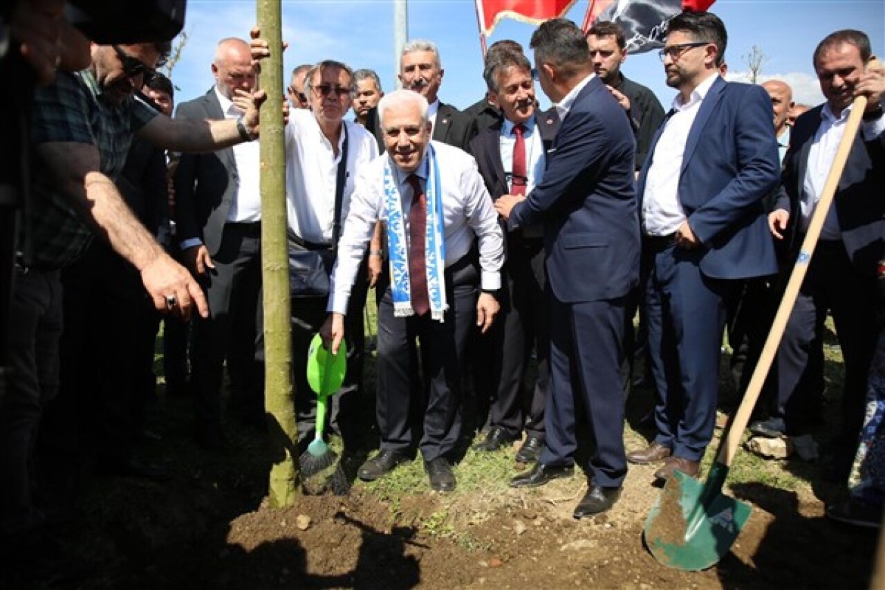 Başkan Bozbey vatandaşlarla birlikte 100 çınar ağacı fidanı ekti