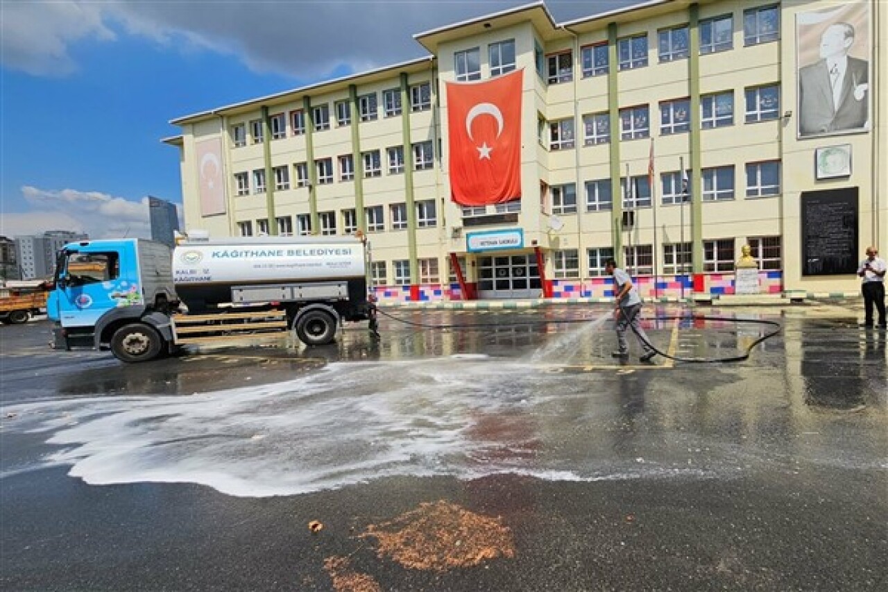 Kağıthane Belediyesi, okullarda temizlik ve bakım çalışmaları yapıyor