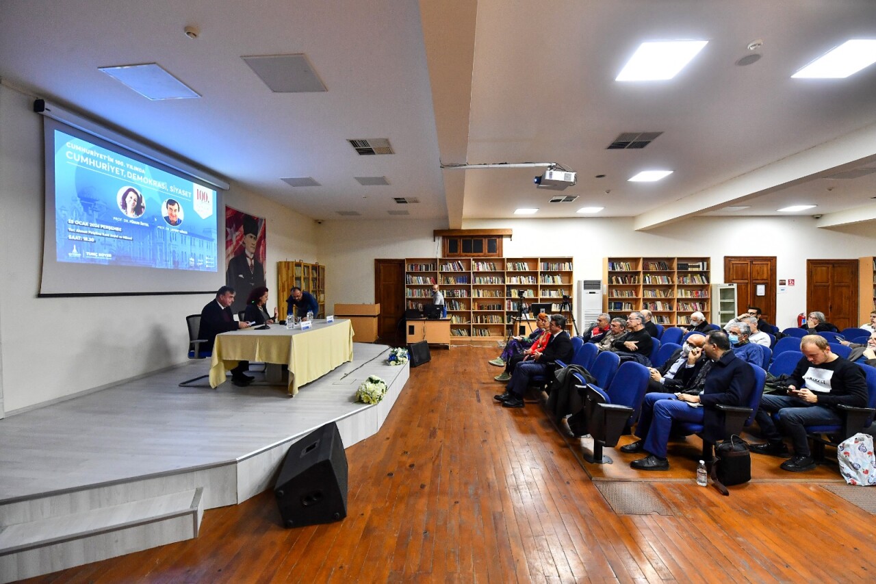 İzmir'de Cumhuriyet, demokrasi ve siyaset konuşuldu