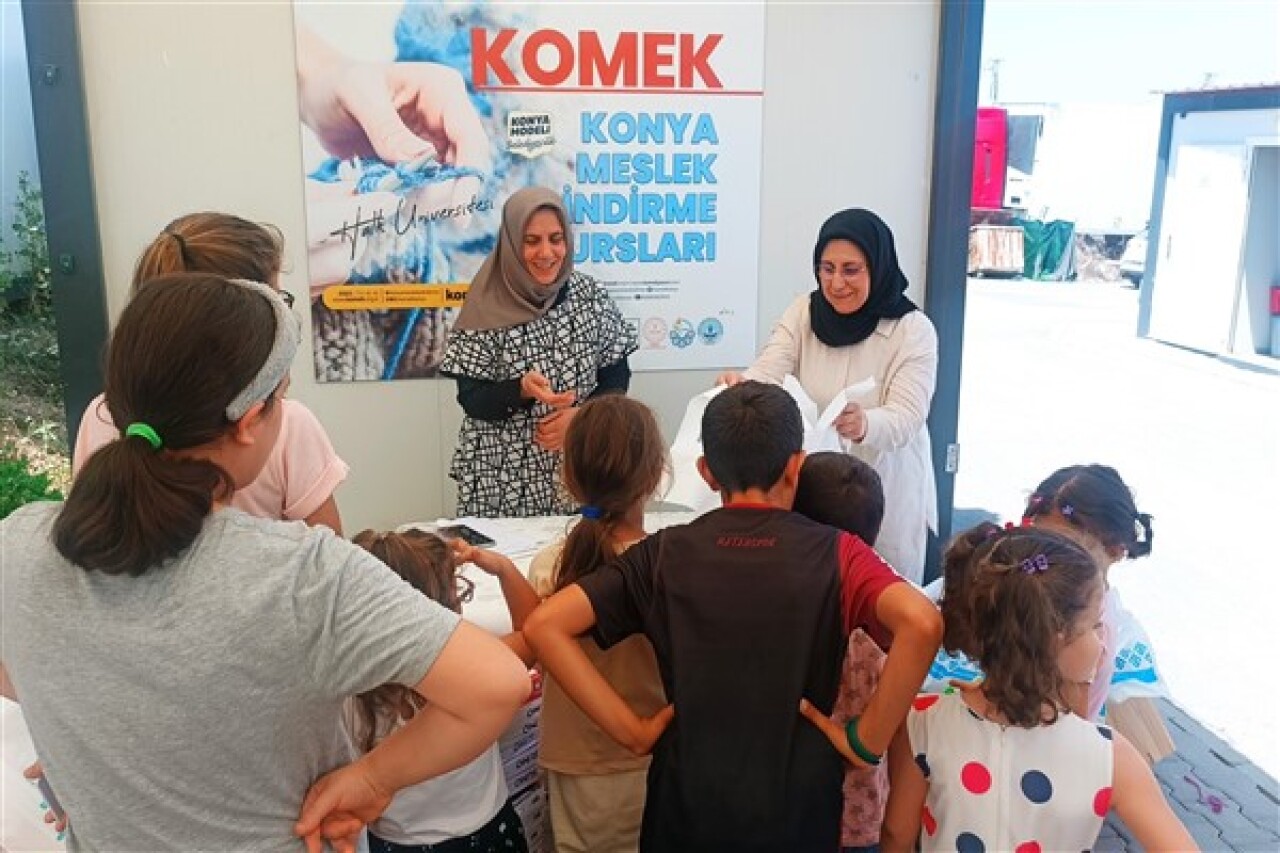 KOMEK Mensupları ve Mezunları Derneği, Hatay'da çocukları sevindirdi