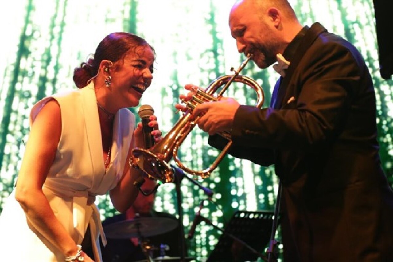 İzmir Çim Konserleri'nde Uğur Sayınbatur Jazz Ensemble sahne aldı