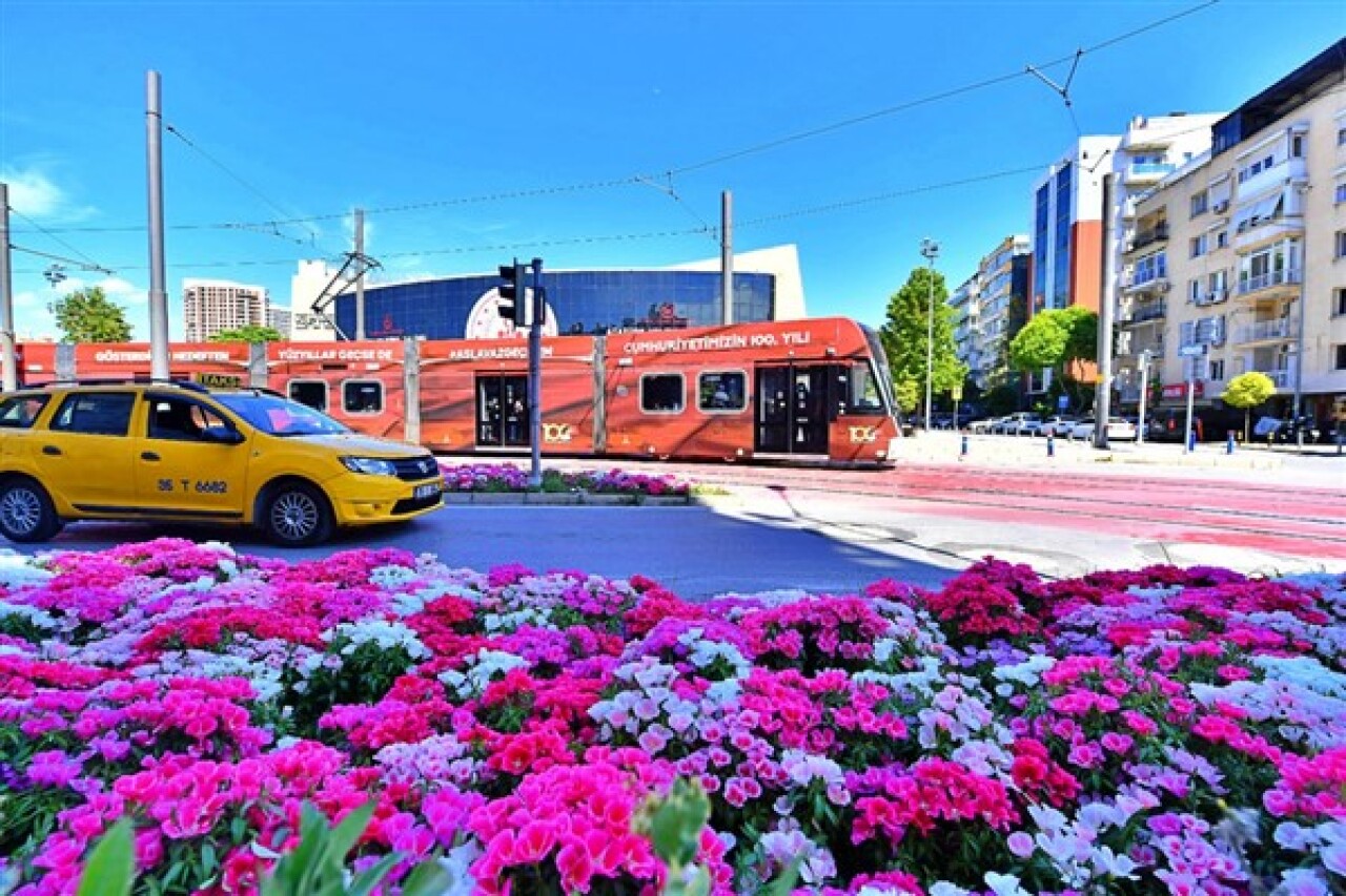 İzmir'de cadde ve meydanları çiçek açtı