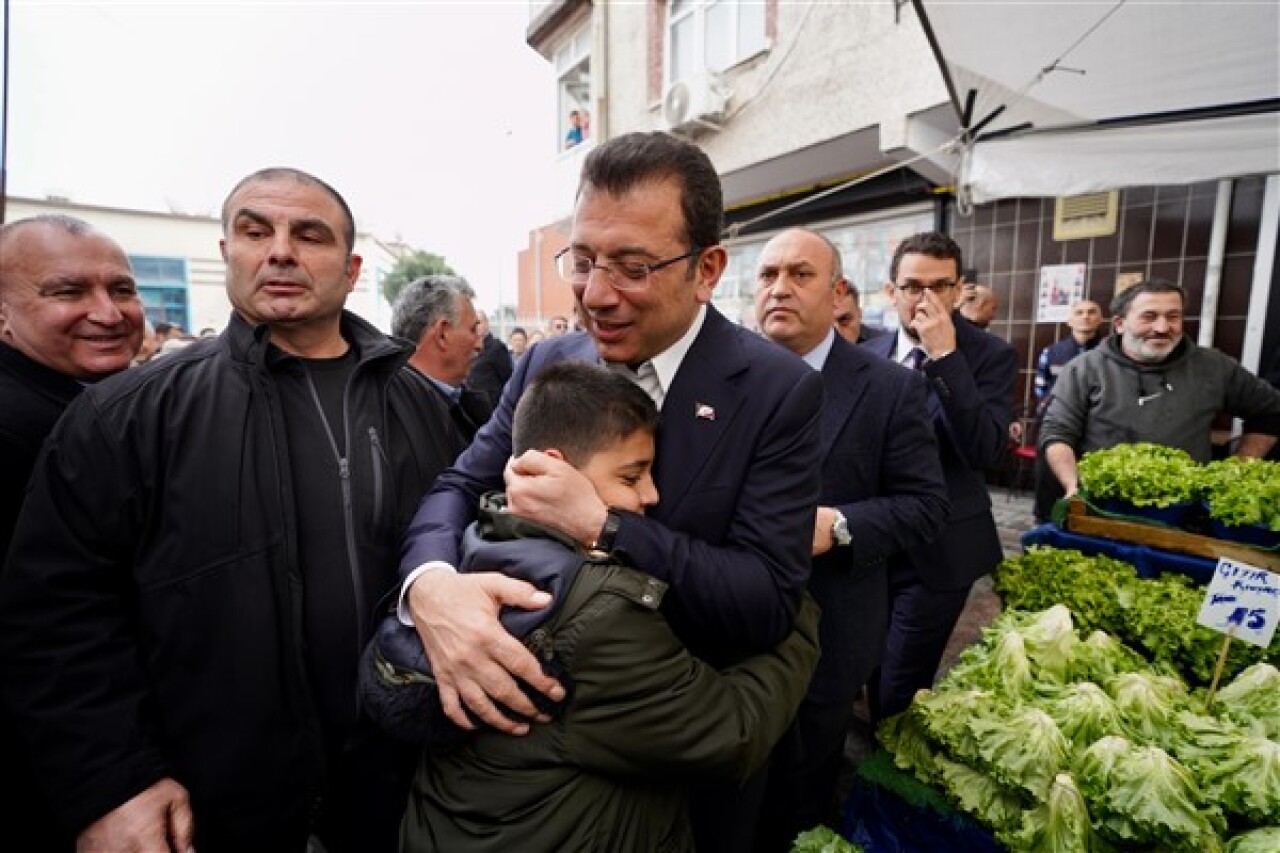 İmamoğlu ile Soytürk, çarşı ve pazarda vatandaşla buluştu