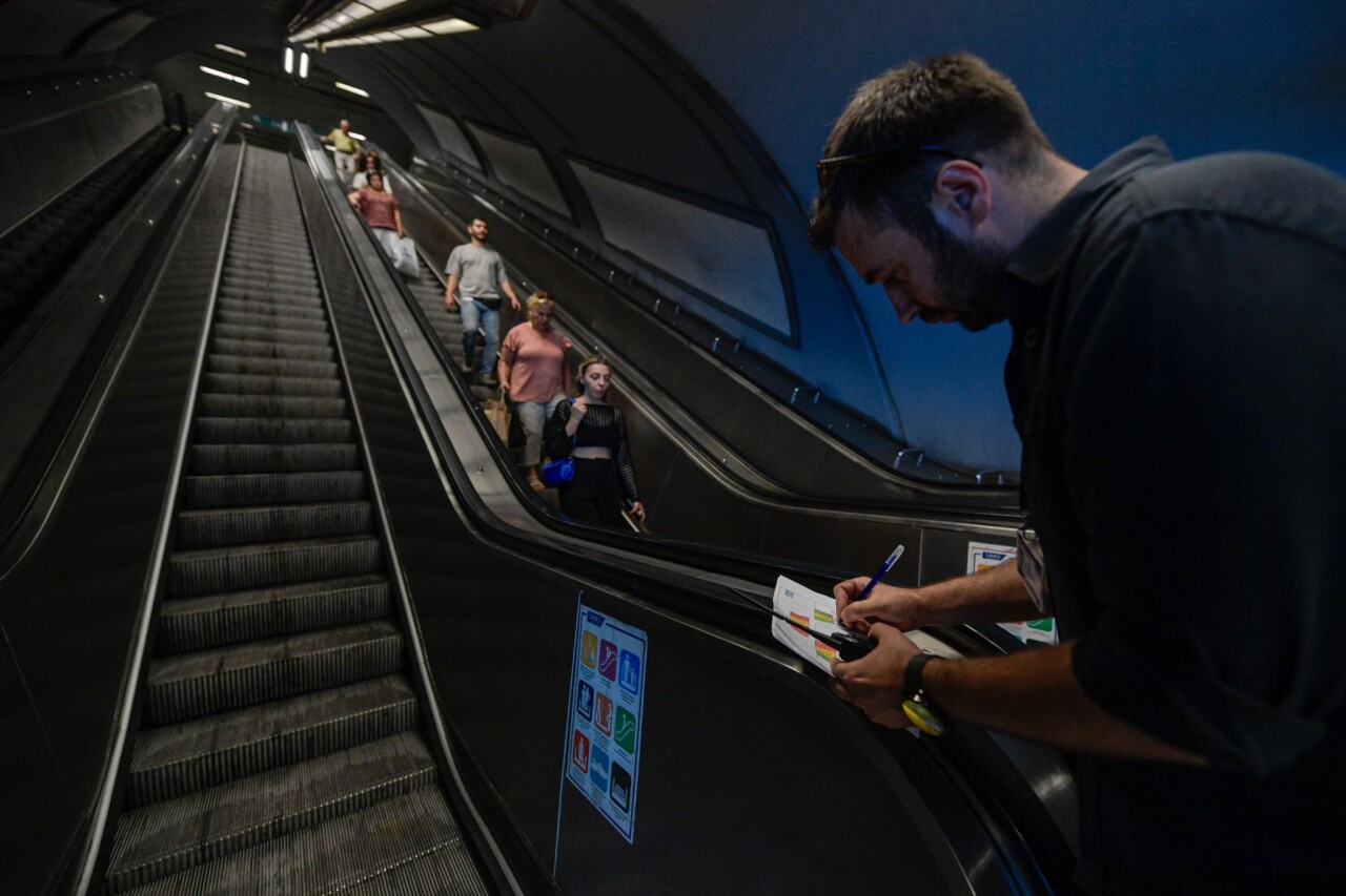 İzmir'de Üçyol Metro İstasyonu'ndaki yürüyen merdivenlere kontrol ve inceleme