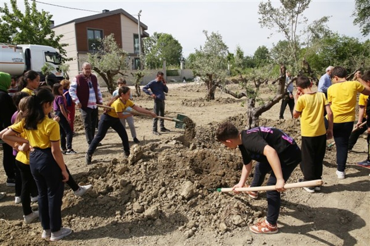 Nilüfer Belediyesi ile Bursa Yazarlar Derneği'nden ağaç dikim projesi