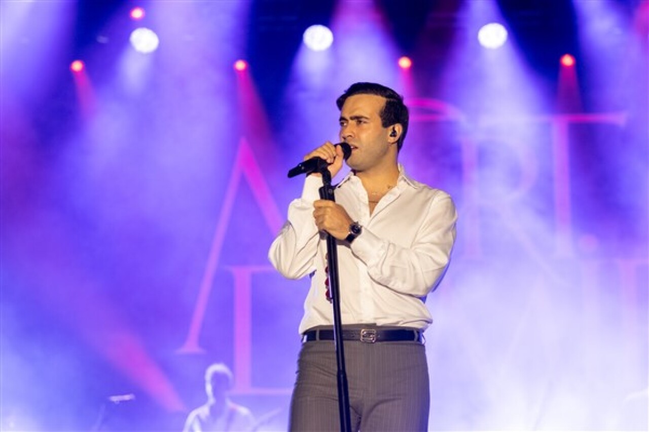 İzmir'de Çim Konserleri, Mert Demir ile başladı