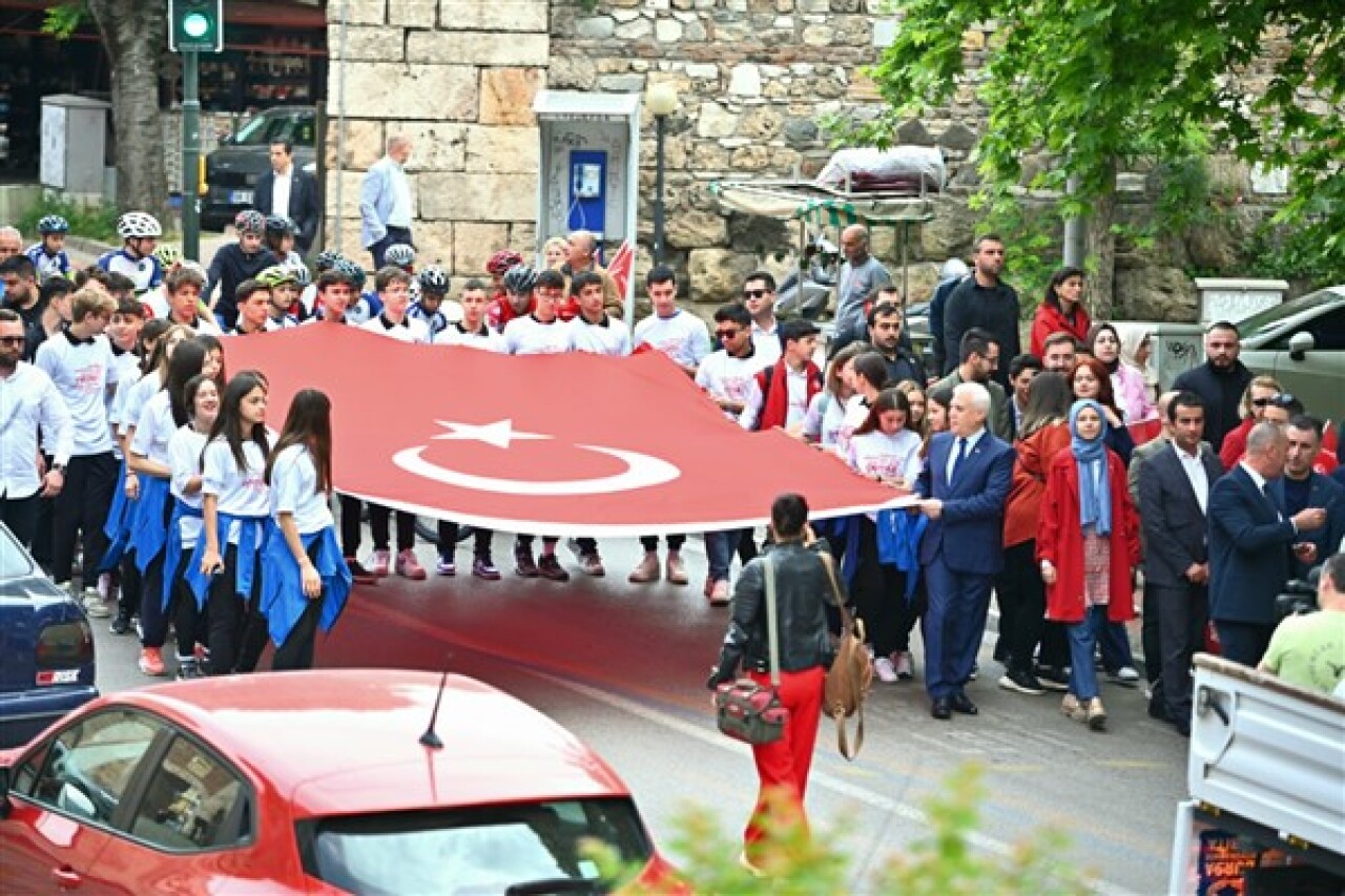 Bursa'da 19 Mayıs kutlamaları kortej yürüyüşüyle başladı