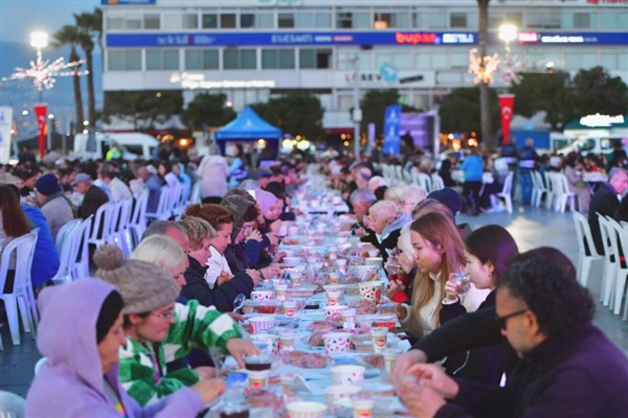 İzmir büyük iftar sofrasında buluştu