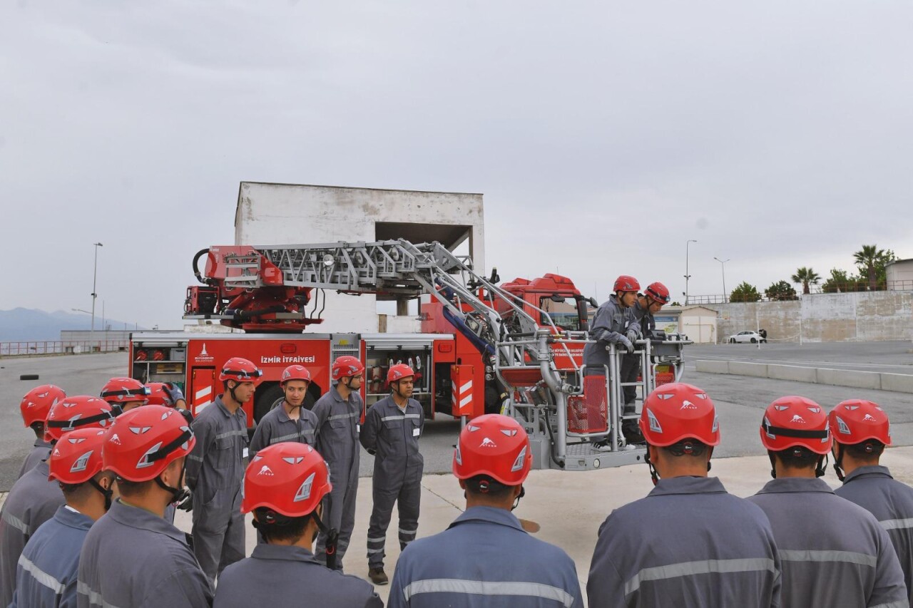 İzmir'in genç itfaiyecileri eğitimlerle göreve hazırlanıyor