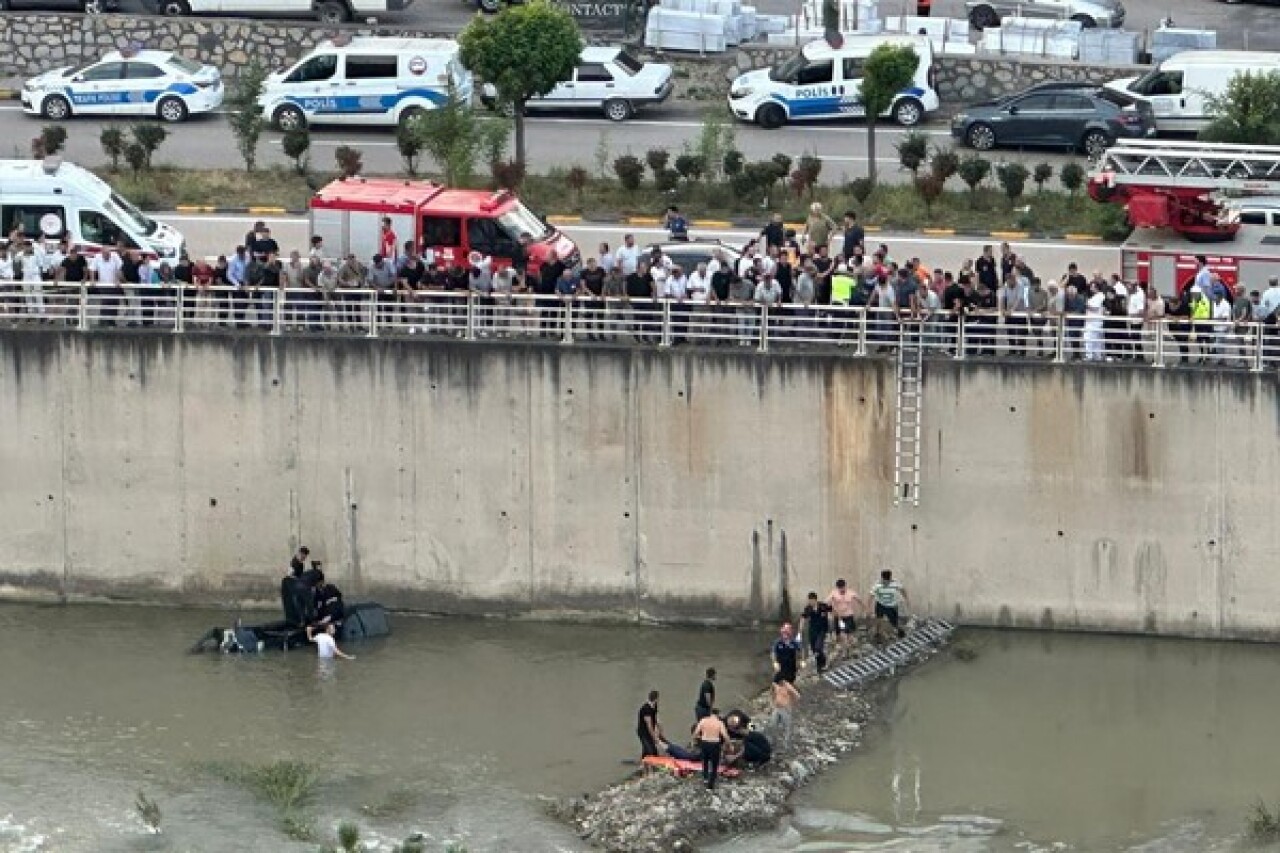 Karabük'te kontrolden çıkan otomobil Filyos Çayı'na uçtu