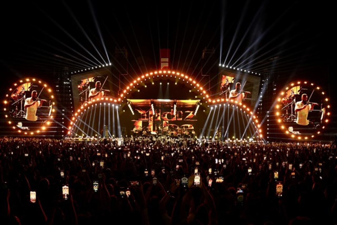 Yıldız Tilbe İstanbul Festivali'nde sevilen şarkılarını on binlere seslendirdi!