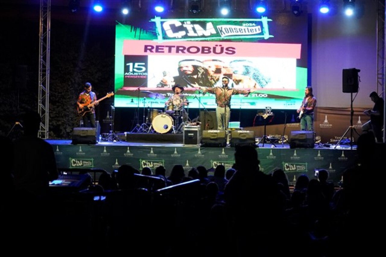 Retrobüs, Çim Konserleri kapsamında sahneye çıktı