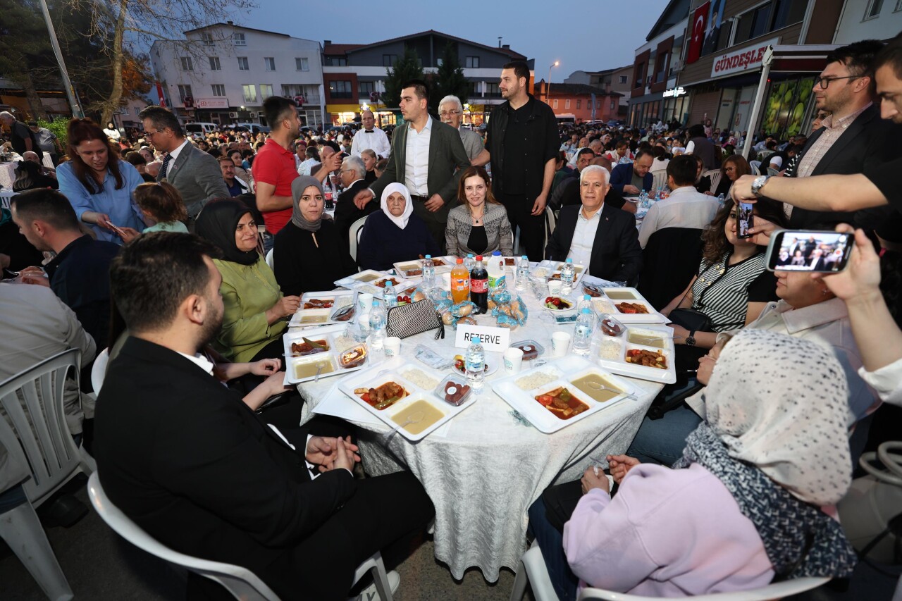 Bursa Özlüce'de 5 bin kişi iftarda buluştu