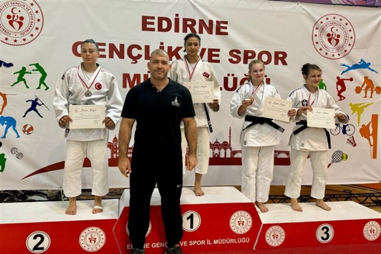 İzmirli judocular Uluslararası Judo Turnuvası'nda altın madalya kazandı