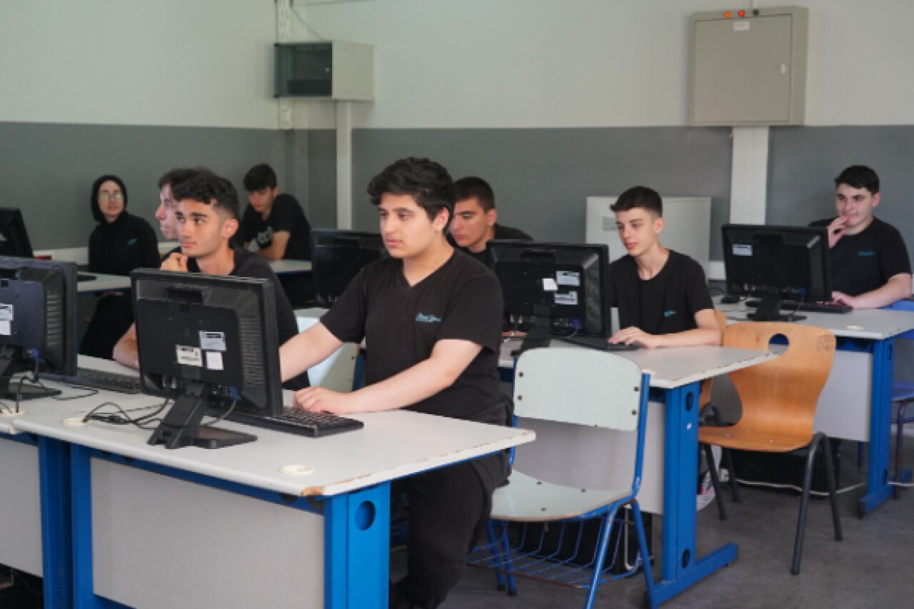 İETT, Tuzla Ahmet Yesevi Anadolu Lisesi'nin bilgisayar laboratuvarını yeniledi